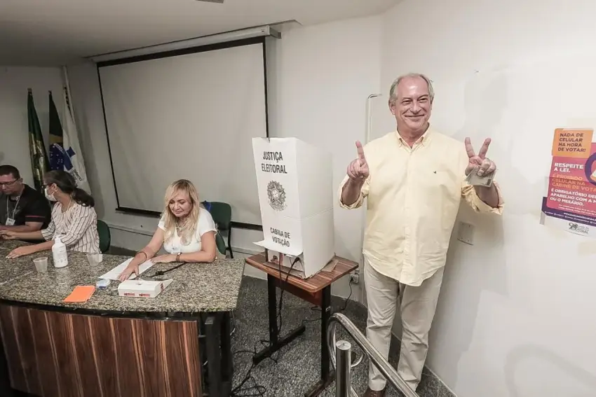 Sequência de fotos que mostra onde cada presidenciável votou nestas eleições, na foto há Ciro Gomes, do PDT