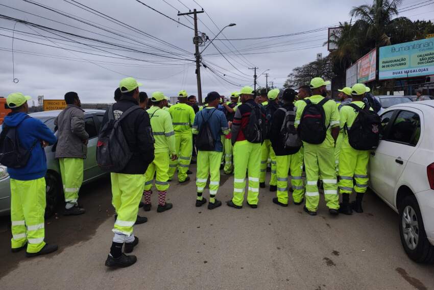 Coletores ambientais fazem greve em São José dos Campos