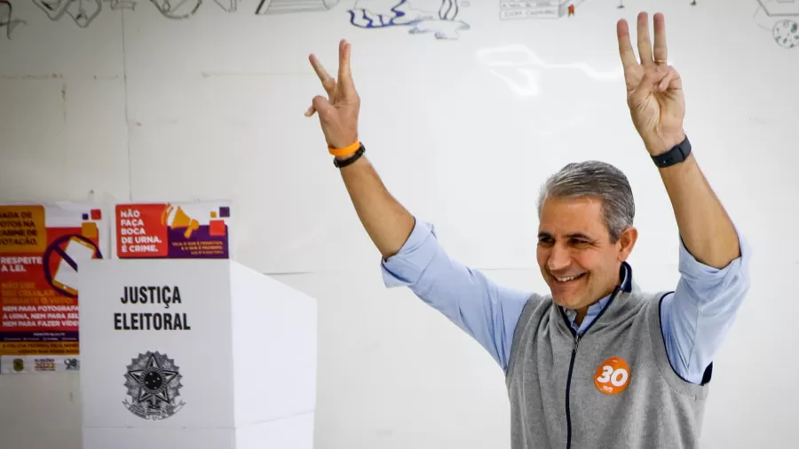 Onde cada candidato a presidencia votou? Confira na seleção. Na foto, Felipe D'Ávila, na frente da urna eletrônica.
