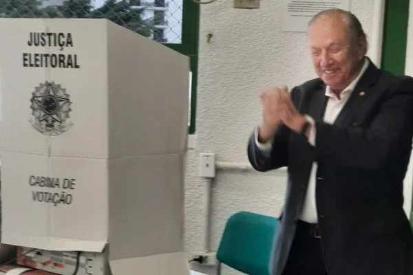 Eymael, do DC. Onde cada presidenciável votou? Na foto, ele está ao lado da urna, com um terno preto.
