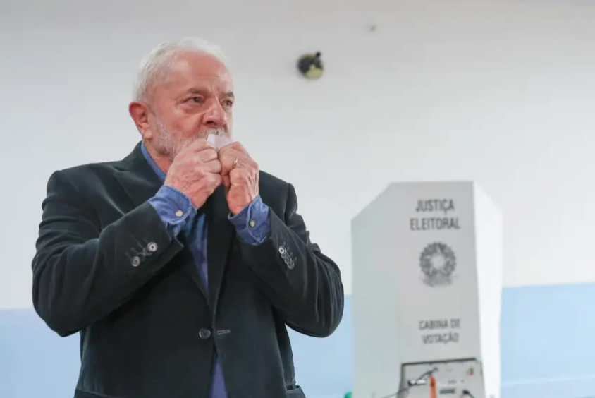 Luiz Inácio Lula da Silva votando neste domingo de eleição