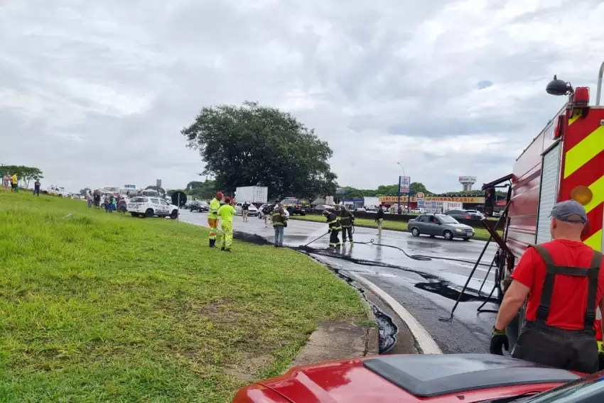 Manifestação de caminhoneiros na Dutra em Caçapava