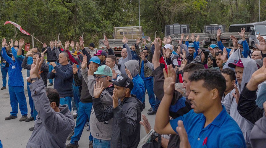 Metalúrgicos da Armco de Jacareí em assembleia realizada nesta quarta-feira (5)