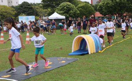 Crianças se divertindo em evento Recrea Parque, com programação especial de dia das crianças no parque da cidade