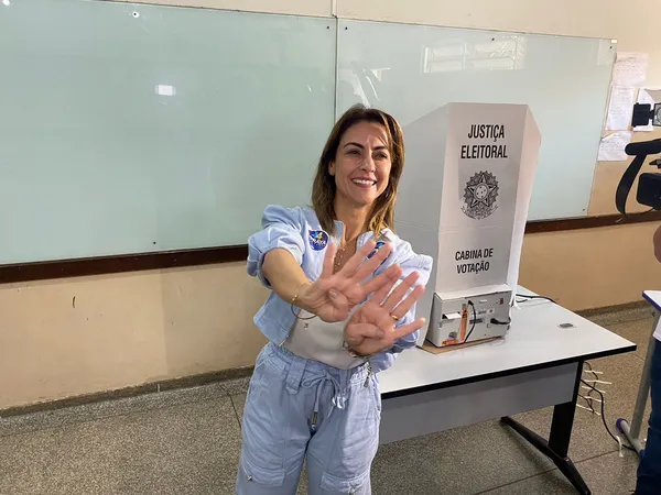 Soraya Thronicke, votando neste domingo, presidênciavel, ao lado da urna eletrônica.
