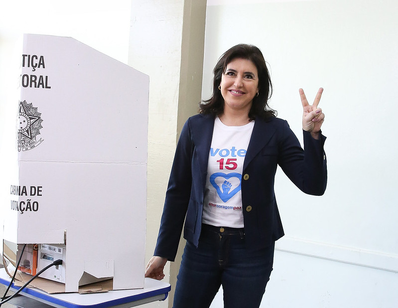 Simone Tebet votando nestas eleições, na urna eletrônica