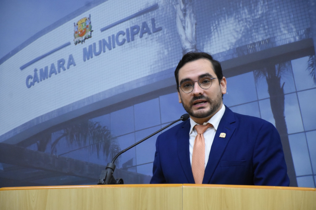 Thomaz Henrique, na Câmara de SJC; foto ilustra opinião do vereador sobre o caso TSE e Jovem Pam.