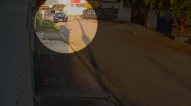 Trecho do vídeo que mostra o recém-nascido sendo abandonado em Taubaté.
