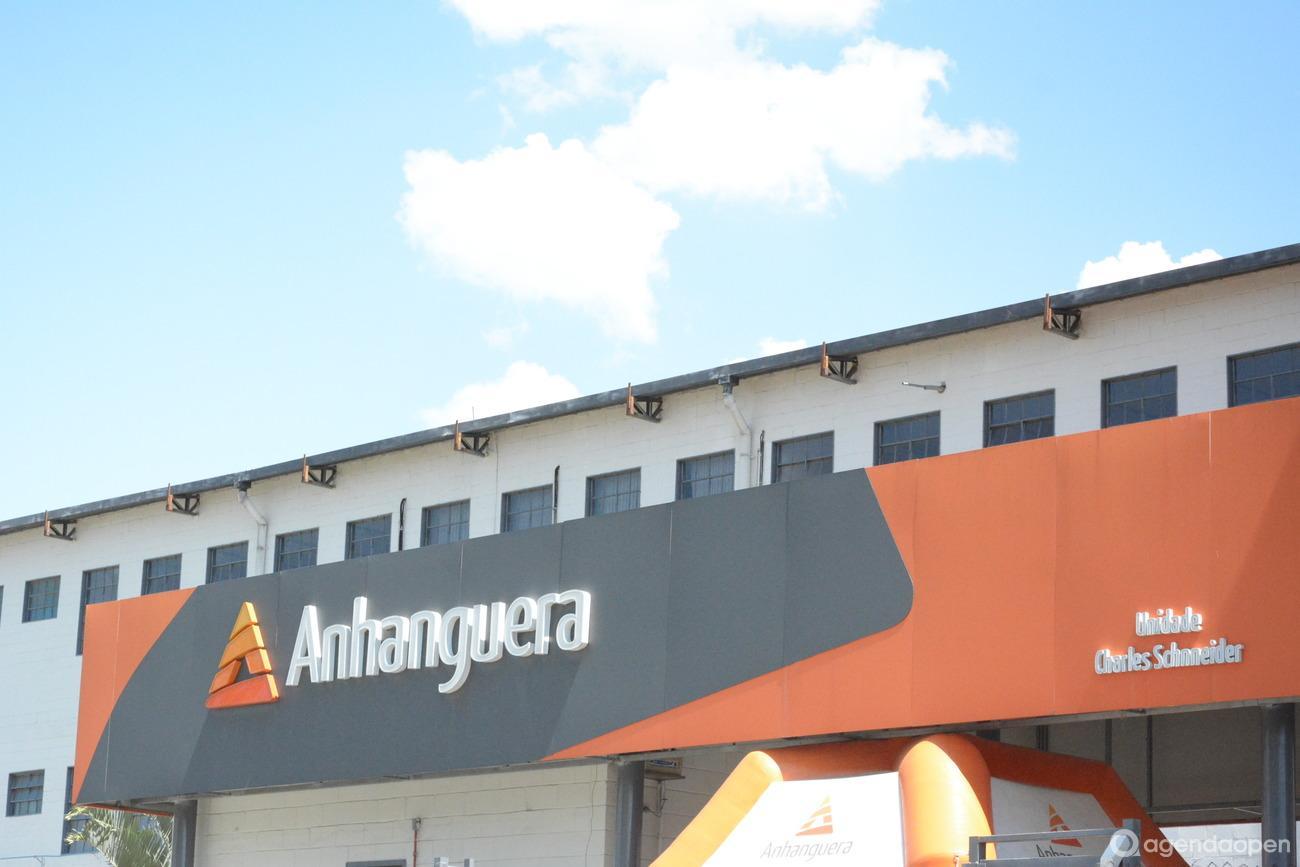 Fachada da Faculdade Anhanguera de Taubaté