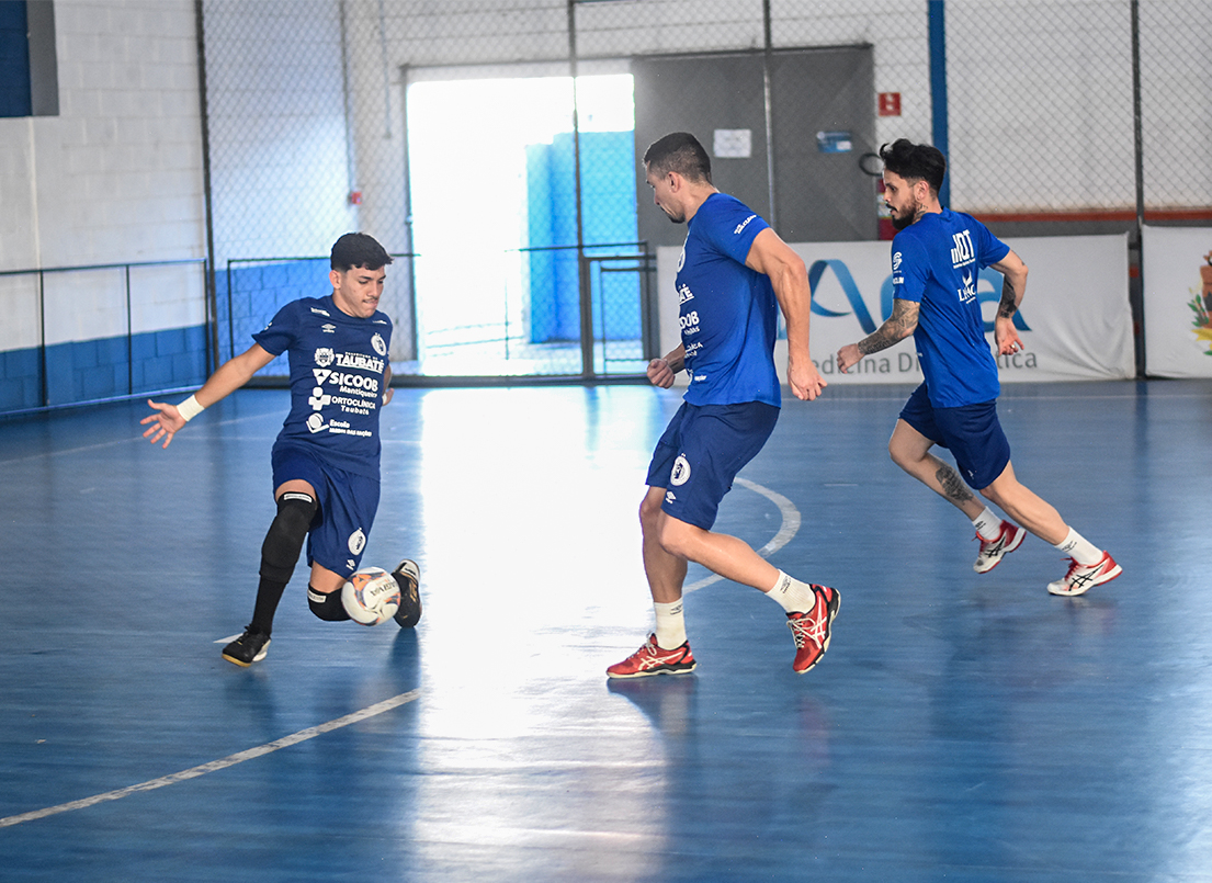 Jogadores do Taubaté Futsal em treinamento para a partida decisiva contra o Botucatu