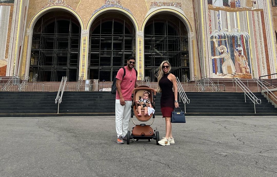 Hulk, sua esposa e sua filha em visita à Basíica de Aparecida