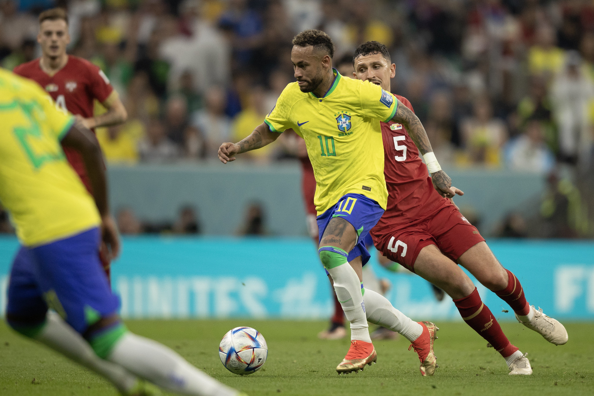 Neymar também sofreu uma lesão durante a vitória sobre a Sérvia, nesta quinta-feira (24)