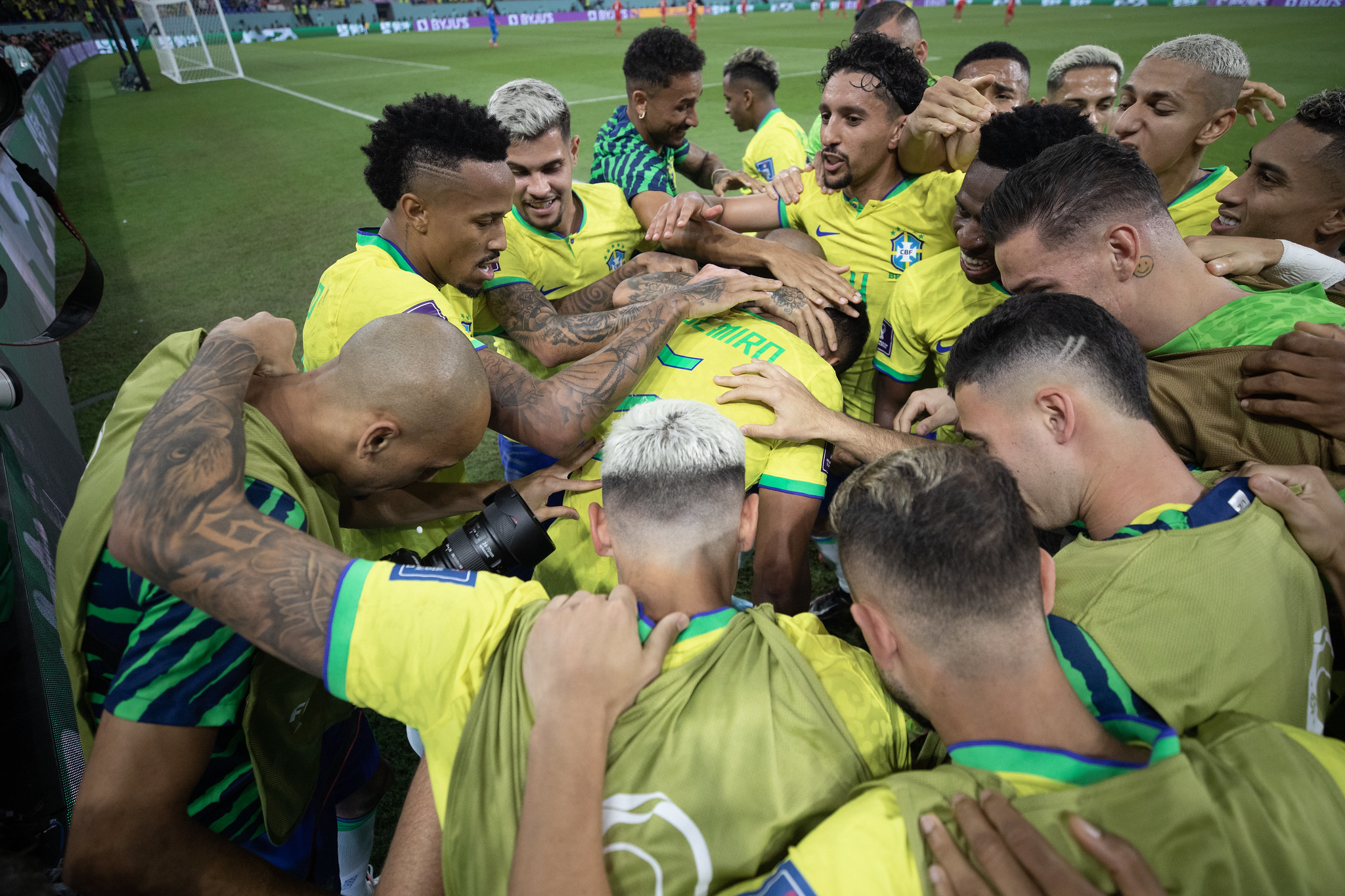 Jogadores do Brasil comemoram vitória sobre a Suíça no 974 Stadium