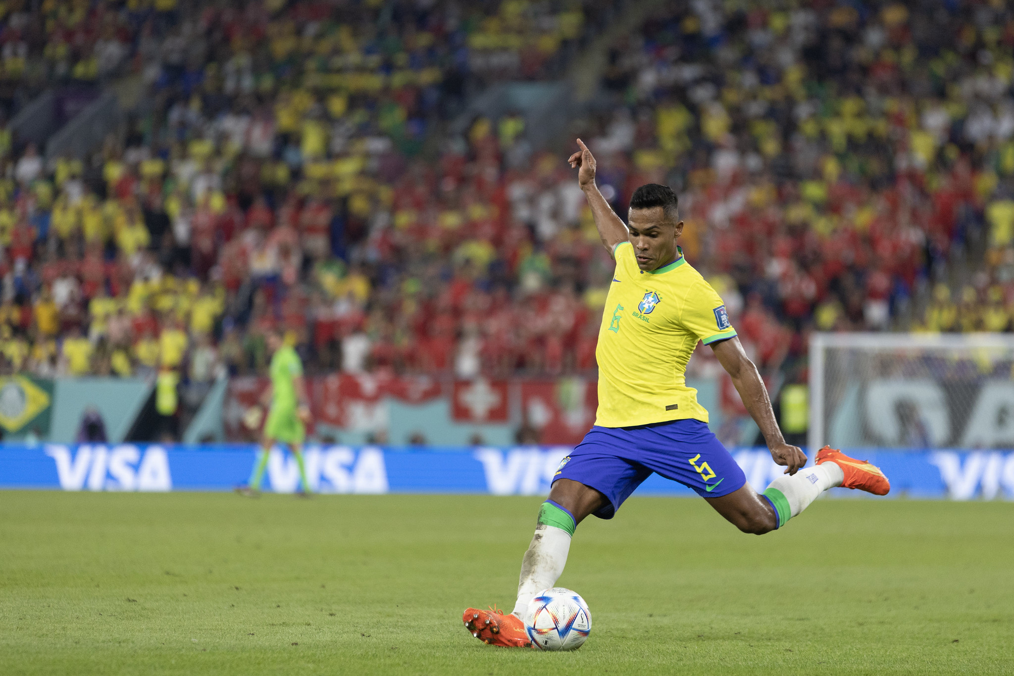 Alex Sandro durante partida contra a Suíça, nesta segunda-feira (28)