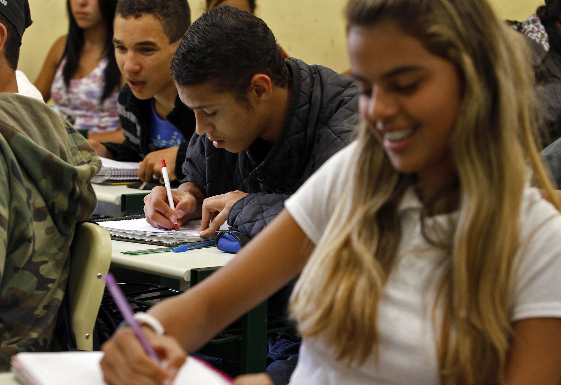 estudantes concentrados em momento de estudos