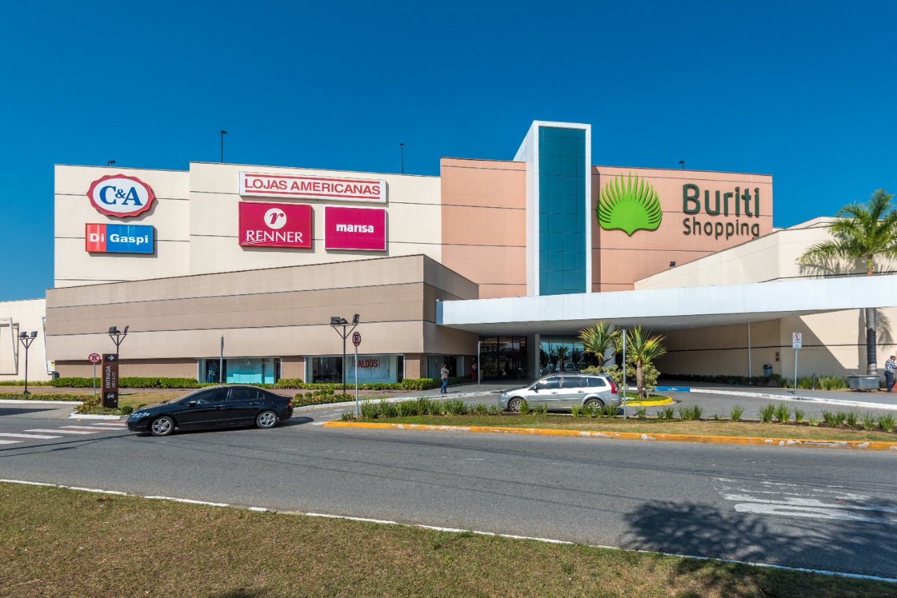 fachada de entrada do buriti shopping, em guaratinguetá