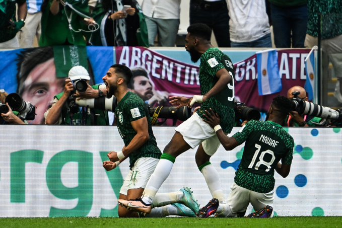 Jogadores da Arábia Saudita comemoram vitória sobre a Argentina