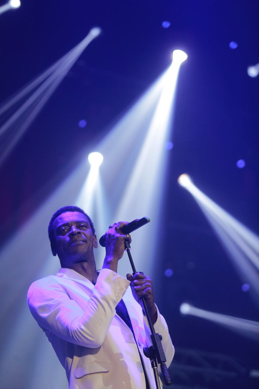 Seu Jorge em ação durante show