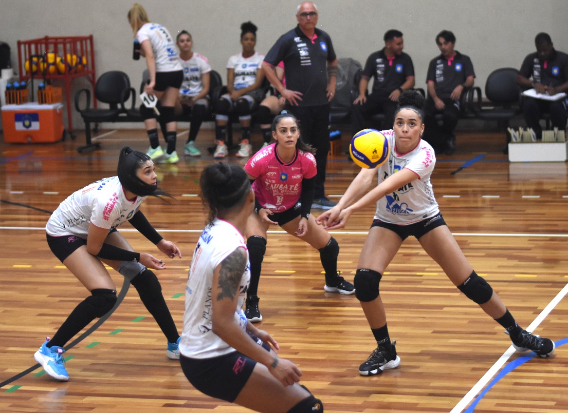 Jogadoras do Vôlei Taubaté Feminino em ação contra o E.C. Praia Grande