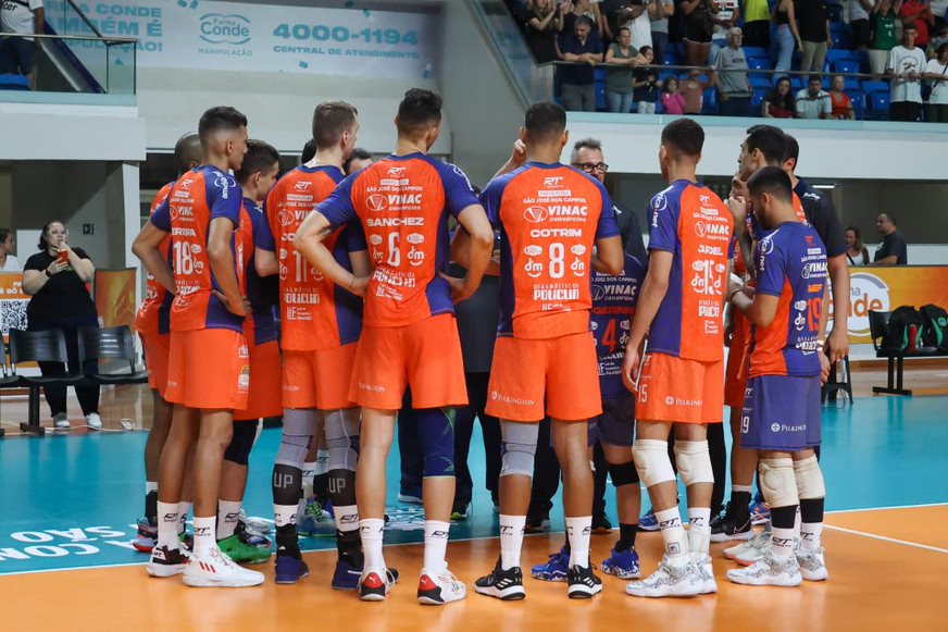 Jogadores do Vôlei São José durante jogo da Superliga Nacional na Farma Conde Arena