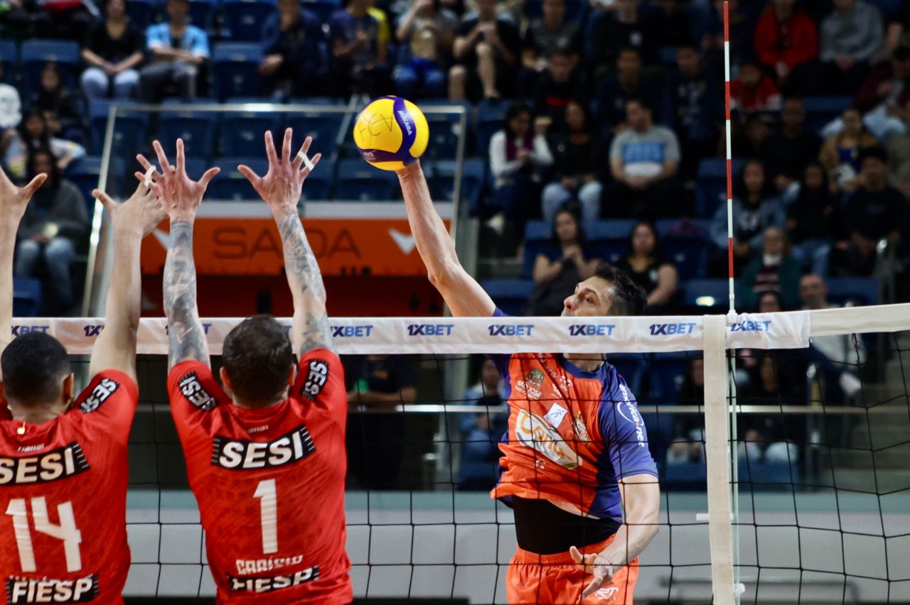 Jogadores do Vôlei São José em ação contra o SESI-SP