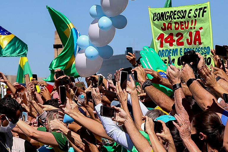 apoiadores de bolsonaro pedem intervenção militar pelo artigo 142