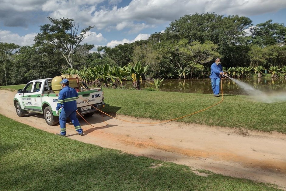 administração de carrapaticida no Parque da Cidade em São José dos Campos para frear infestação de carrapato-estrela no local