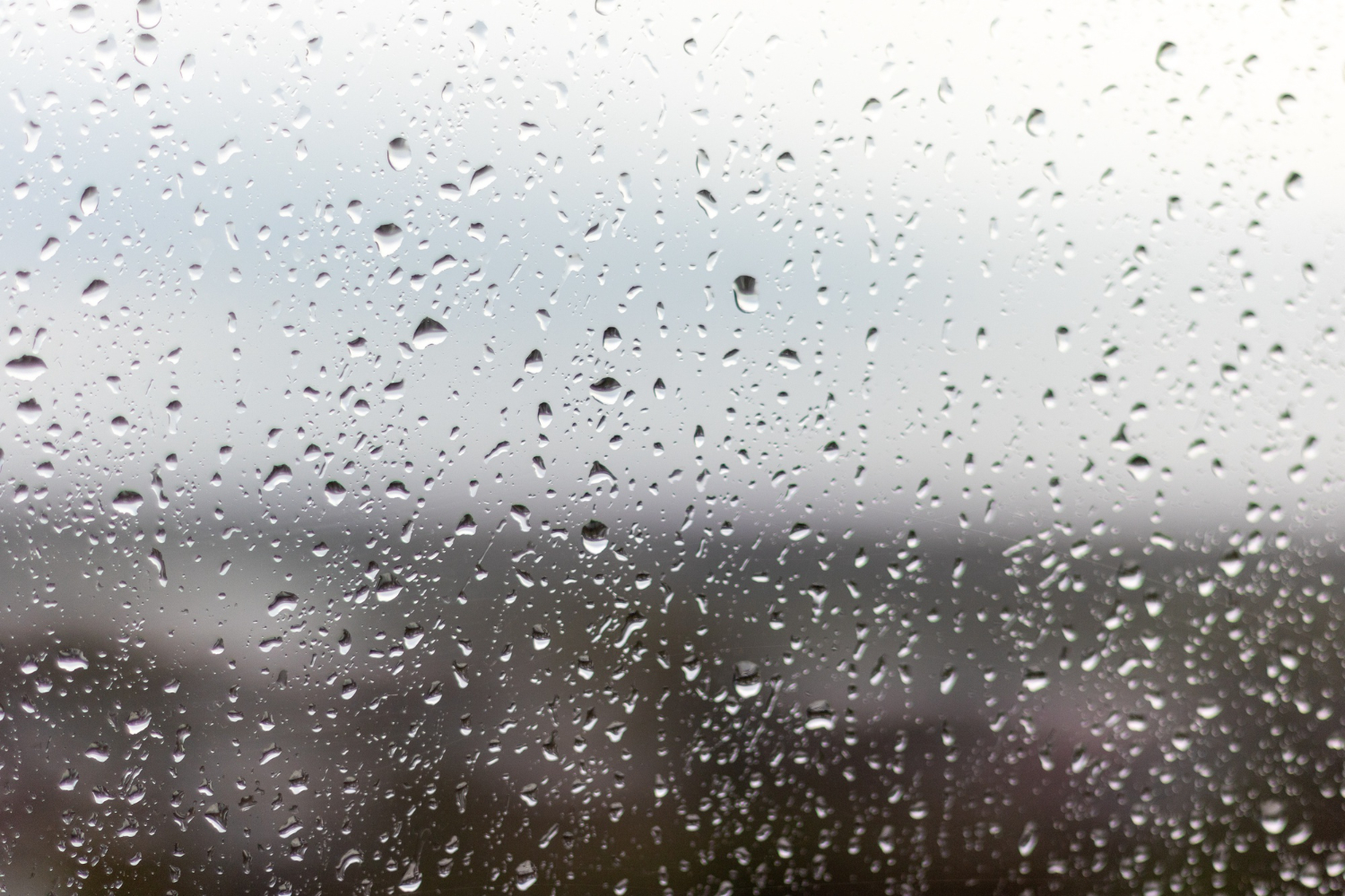 janela com gotas de chuva