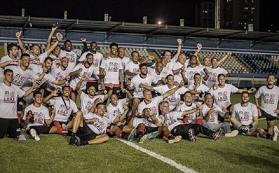 Elenco do Vitória-BA comemora volta a Série B no estádio da Curuzu, em Belém