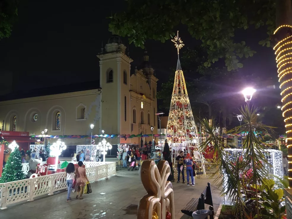 Imagens da decoração de Natal na Praça Santa Terezinha em Taubaté, no ano passado