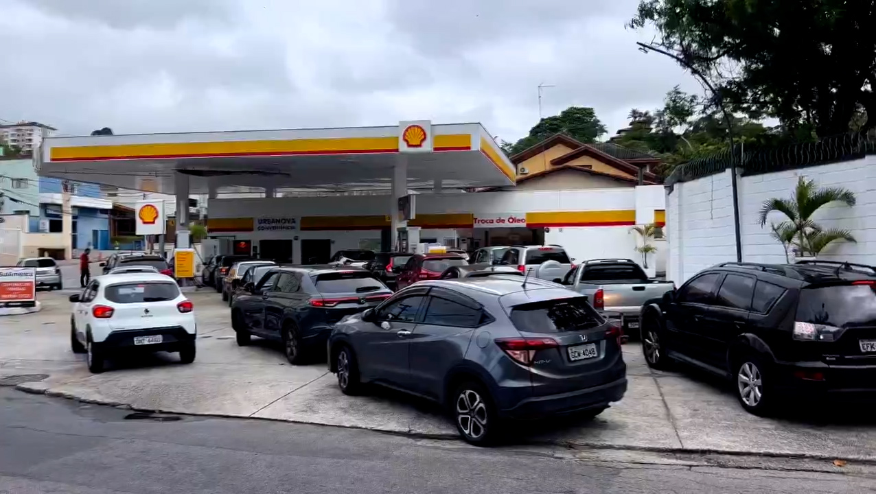 Posto de Gasolina no Urbanova, em São José dos Campos, registra filas com medo de desabastecimento