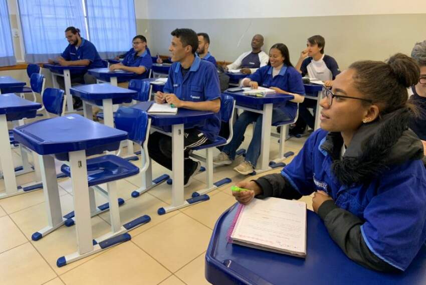 Alunos da EMCA (Escola Municipal de Ciências Aeronáuticas) de Taubaté
