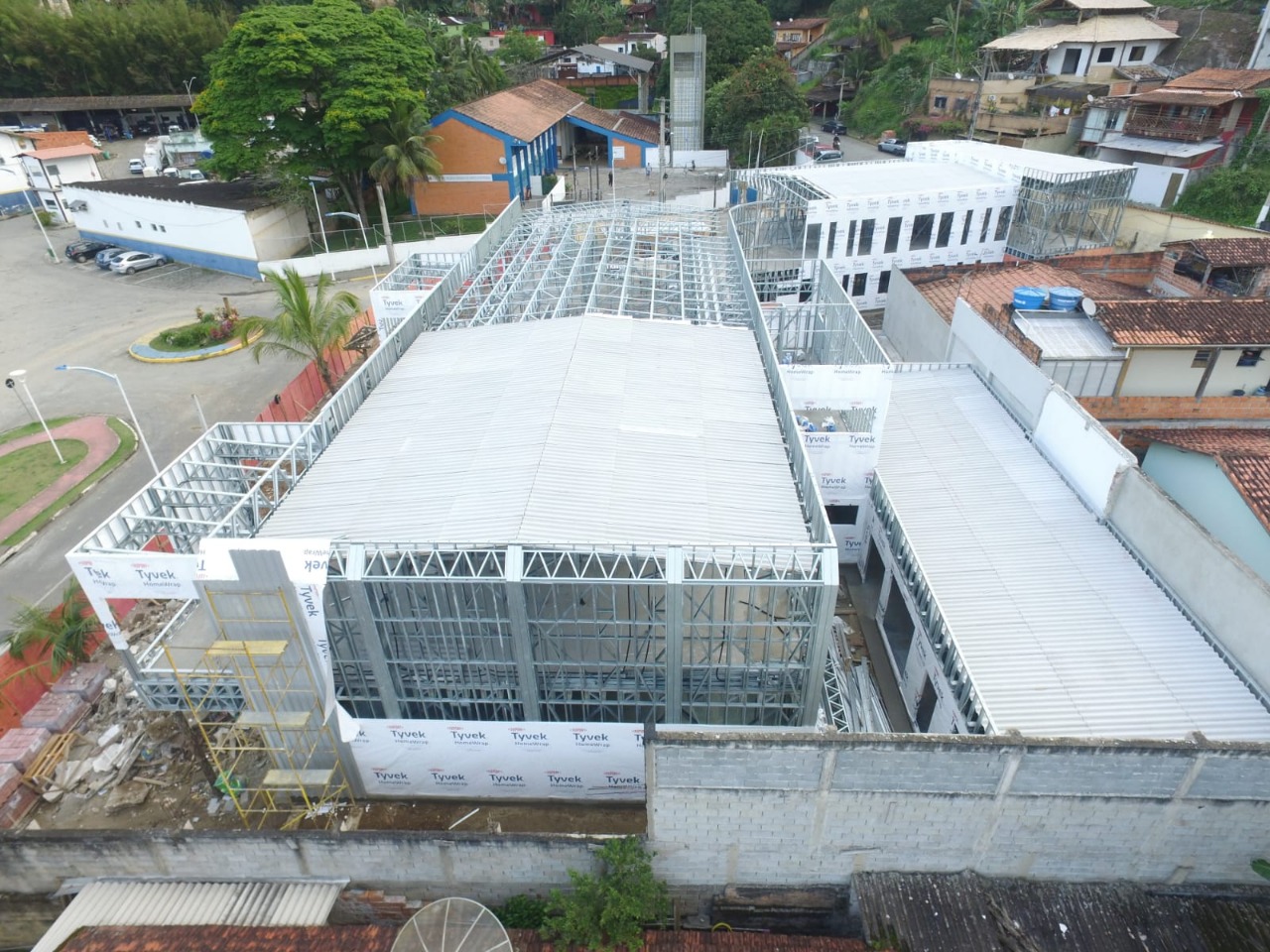 Imagem externa da cobertura da nova ETEC de Ilhabela