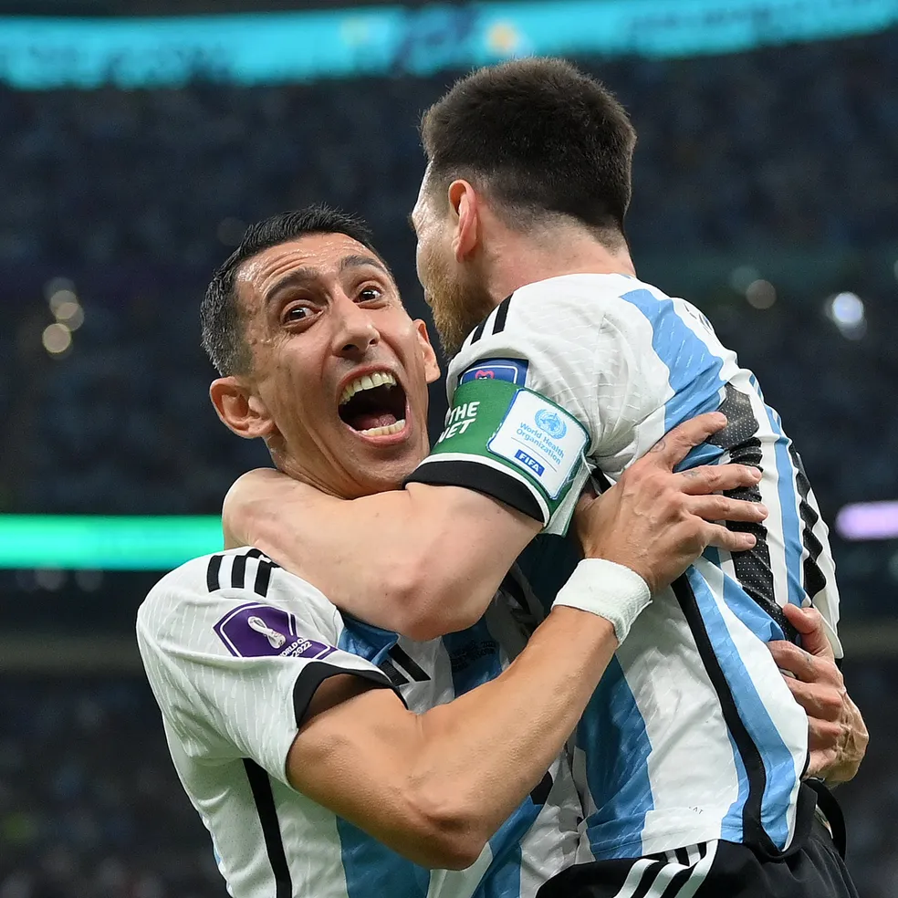 Di Maria e Lionel Messi comemoram vitória da Argentina sobre o México