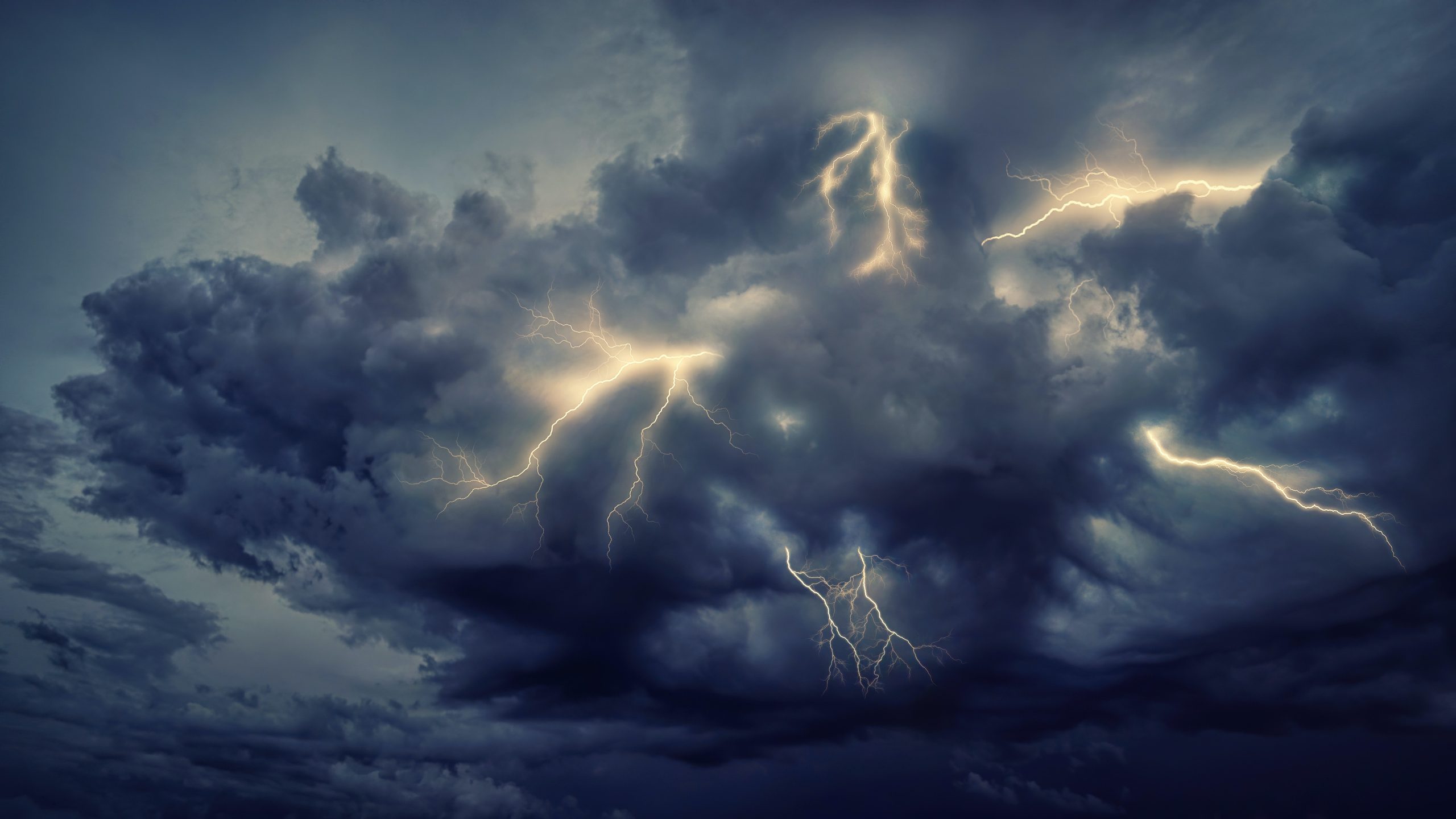 tempestade com raios no céu nublado