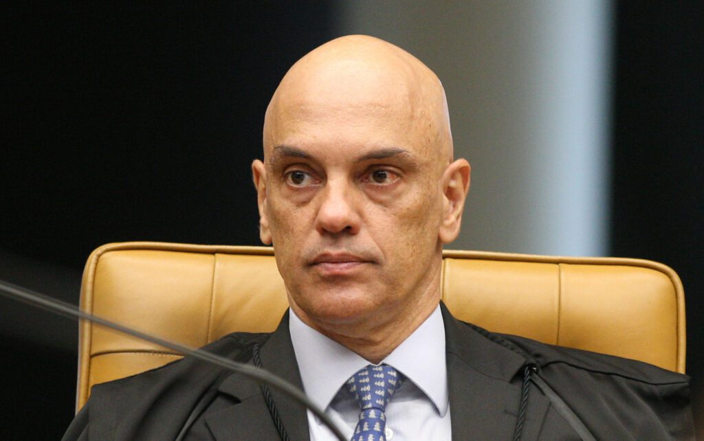 Alexandre de Moraes barra reintegração de posse do Banhado, em SJC. Foto mostra ele com terno preto, camisa branca e gravata azul.