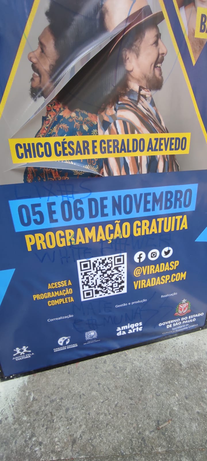 Cartaz do Chico César e Geraldo Azevedo, com pichações no Parque Vicentina Aranha.