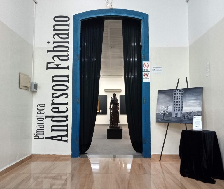 Fachada da Pinacoteca de Taubaté, que leva o nome de Anderson Fabiano, onde acontecerá a Bienal de Artes Visuais.