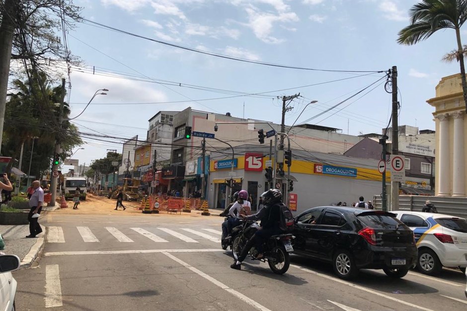Obras de revitalização da rua XV chegam ao cruzamento da Francisco Paes com a Nelson D'ávila nesta quinta-feira