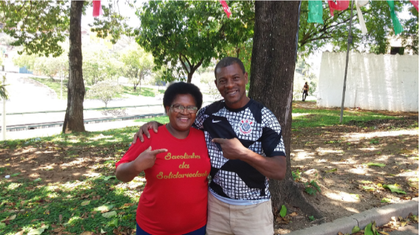 Integrantes da ONG Sacolinha da Solidariedade, ação que ajuda a Comunidade Santa Cruz, em SJC.