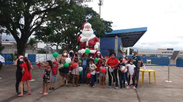 Ação da ONG Sacolinha da Solidariedade, ação que ajuda a Comunidade Santa Cruz, em SJC.