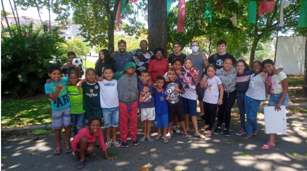 Crianças e integrantes da ONG Sacolinha da Solidariedade, ação que ajuda a Comunidade Santa Cruz, em SJC.
