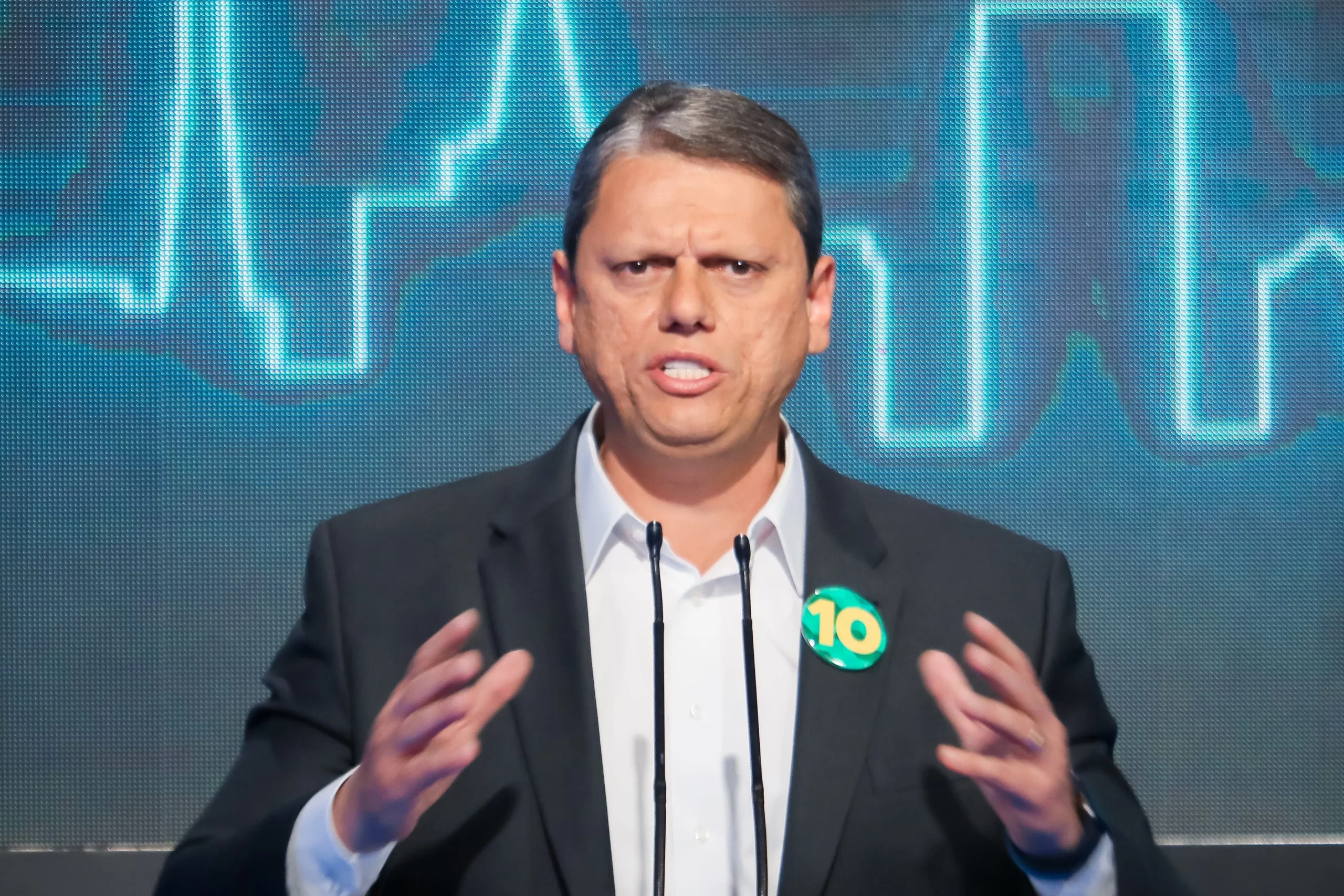 Tarcísio de Freitas durante debate no SBT