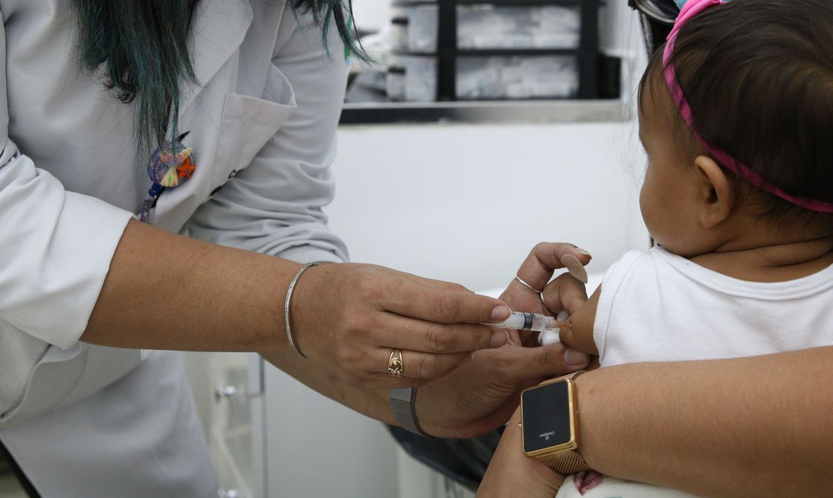 profissional da saúde aplicando vacina em bebê. taubaté começa a vacinar contra a covid crianças de 6 meses aos 2 anos nesta terça