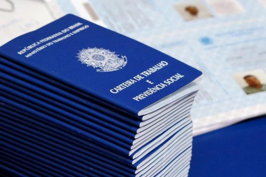 CLT azul em cima de uma mesa azul; foto ilustra matéria sobre programa de primeiro emprego da Fundhas, o Primeira Chance, em SJC.