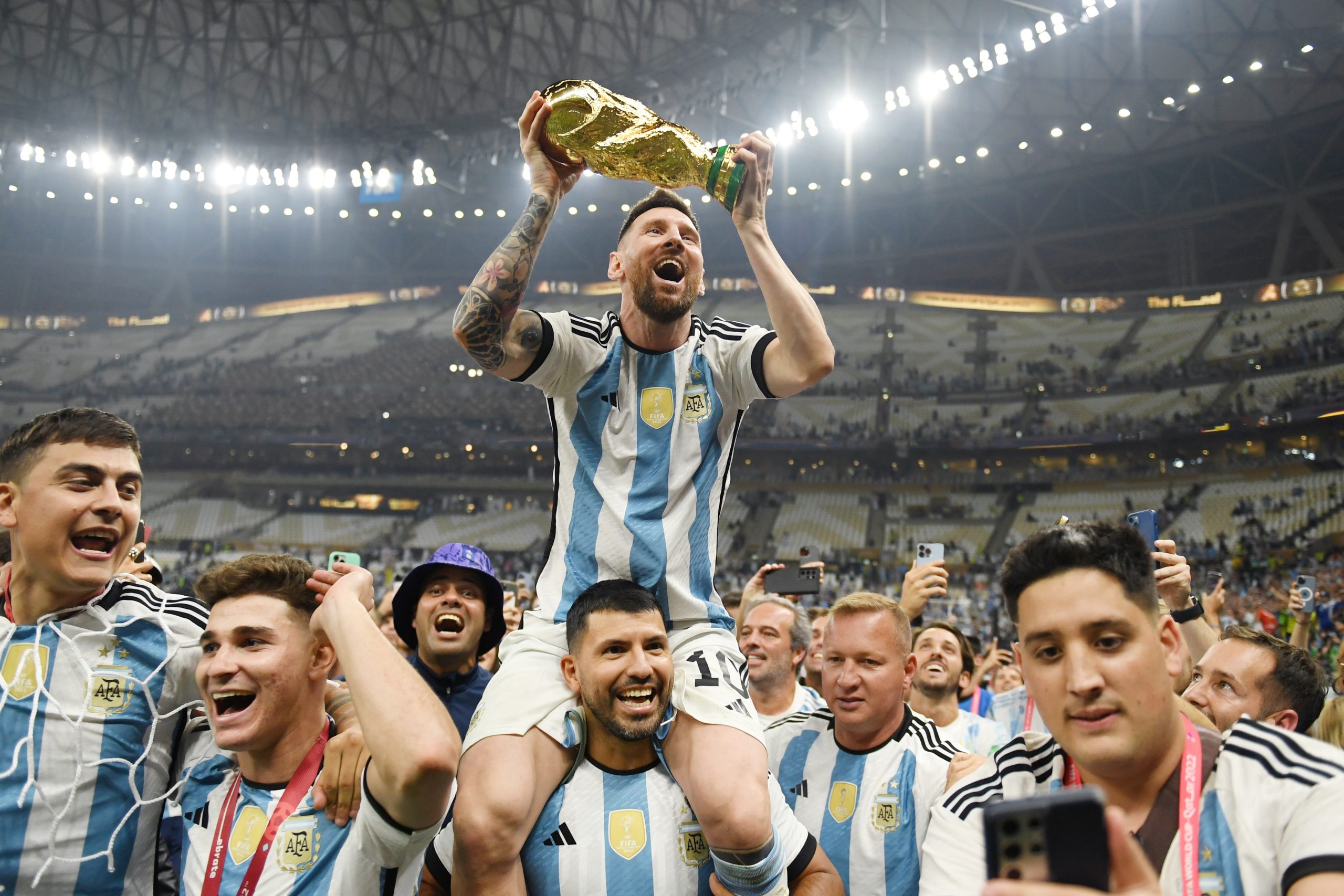 Jogadores da Argentina comemoram tricampeonato mundial no Lusail Stadium