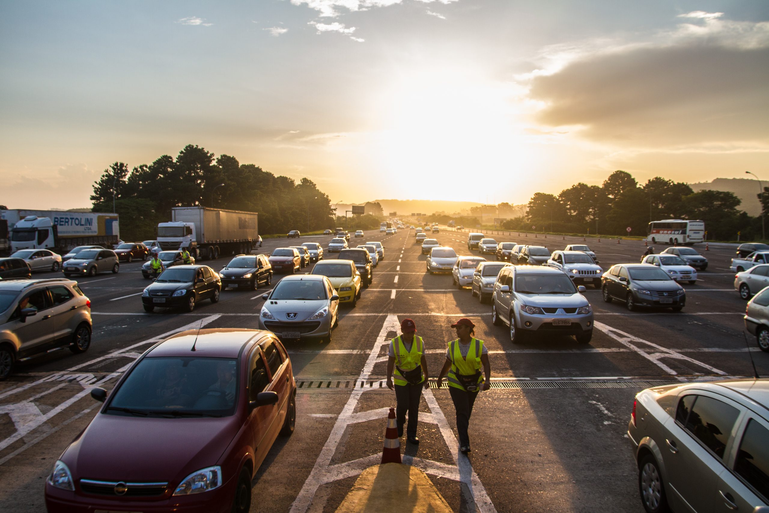 congestionamento em pedágio no final de tarde em estrada