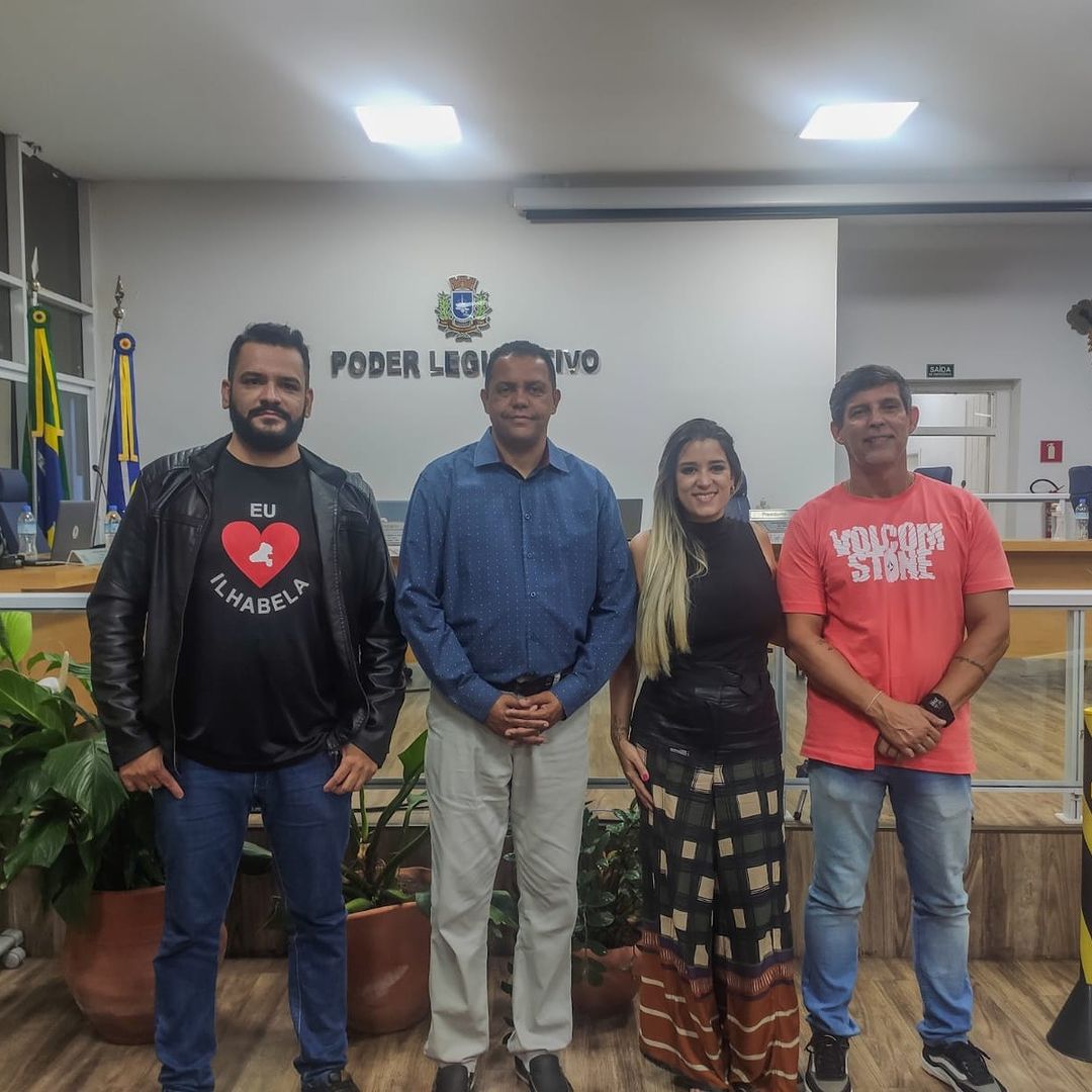 Alessandro Abençoado é eleito o novo presidente da Câmara de Ilhabela; foto mostra ele ao lado da chapa vencedora.