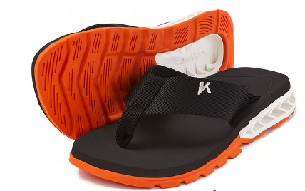 Chinelo preto com detalhes laranja e branco, da marca Kenner.