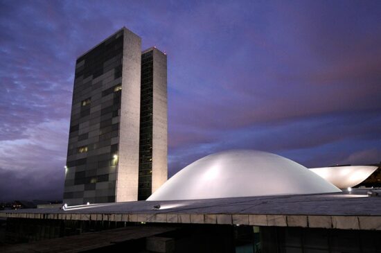 Fachada do Senado Federal, à noite, com luzes; foto ilustra a matéria que fala que deputados e senadores entram em recesso e só voltarão em fevereiro.